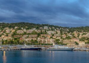 La ville de Nice avec un temps nuageux