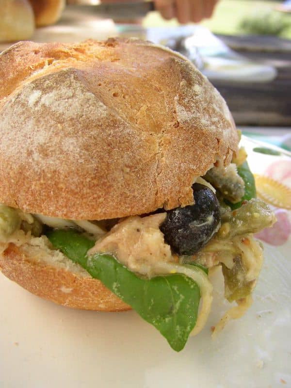 Un pan bagnat posé sur une table