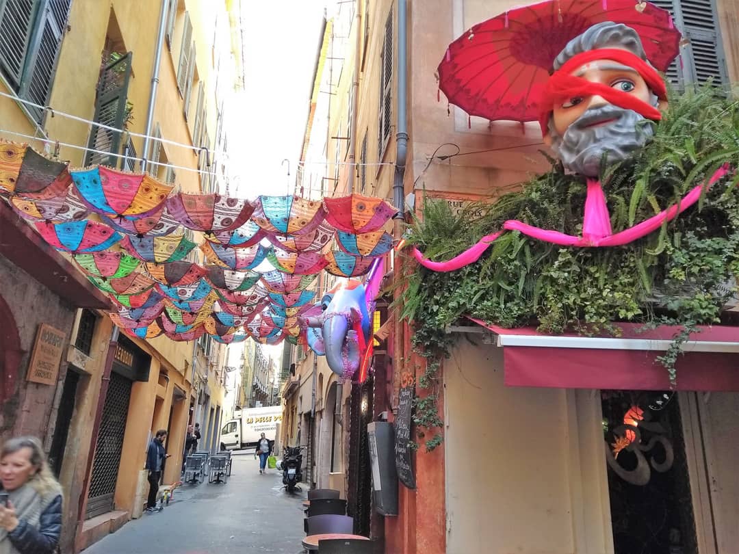 Une rue étroite dans un quartier du vieux Nice