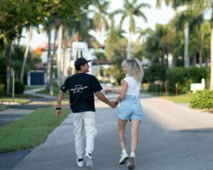Un homme et une femme se tiennent la main en marchant les rues de Nice