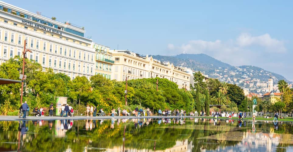 Une place dans la ville de Nice
